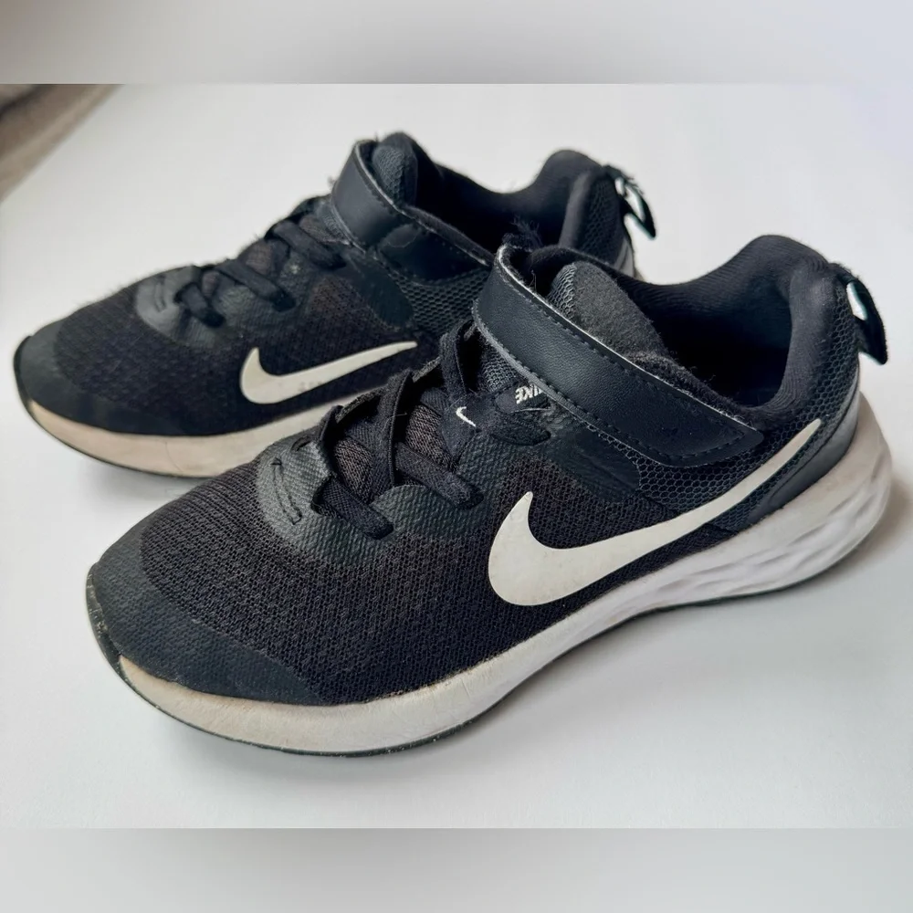 Nike Kids Black & White Sneakers - Picture 11 of 13